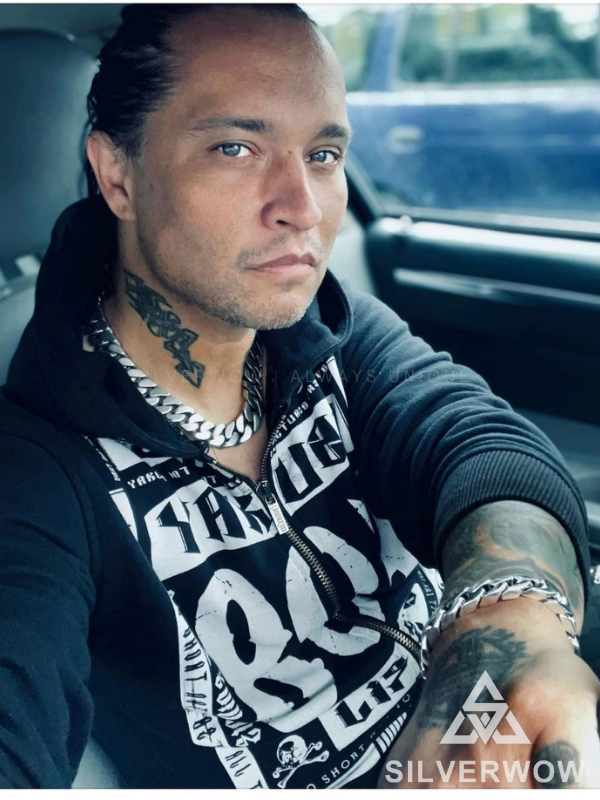 Zoli on his custom made curb bracelet